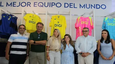 Autoridades municipales posando en la nueva tienda del Cádiz CF en Chiclana.