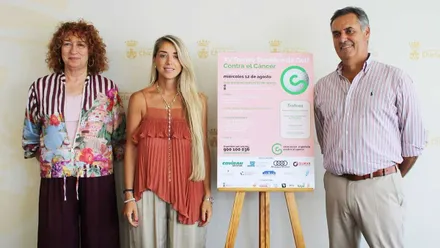 Posado de autoridades y organizadores junto al cartel del Torneo de Golf.
