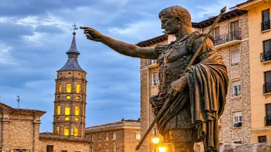 Curiosa imagen en la que se ve una estatua como sosteniendo una torre inclinada.