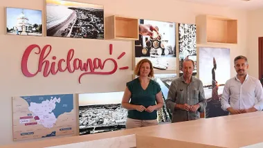 Visita a una oficina de Turismo de Chiclana por parte de las autoridades municipales.