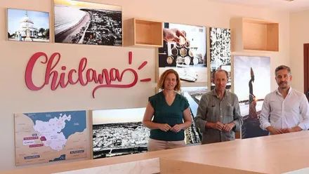Visita a una oficina de Turismo de Chiclana por parte de las autoridades municipales.