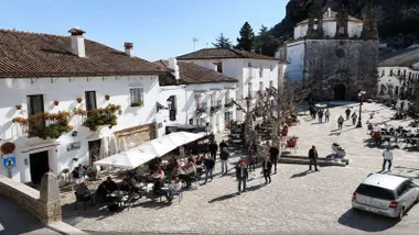 Plaza de Grazalema con personas en un bar.