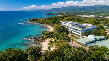 Zona de costa de Costa Rica, una cala con aguas turquesas y una edificación cercana.