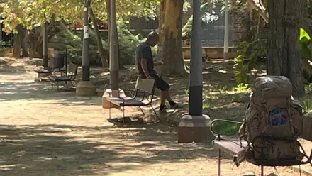 Una persona busca la sombra para resguardarse de las altas temperaturas.