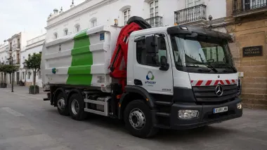Camión recogiendo residuos en Chiclana.