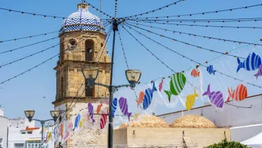 Plaza de Rota adornada para la Fiesta de la Urta.