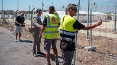Picardo con los operarios que ubican las vallas en Gibraltar.