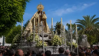 Procesión de la Virgen del Carmen, con la imagen y la compañía de los devotos y fieles.