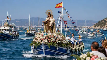 La Virgen del Carmen llegando a puerto en una embarcación por su relación con el mar.