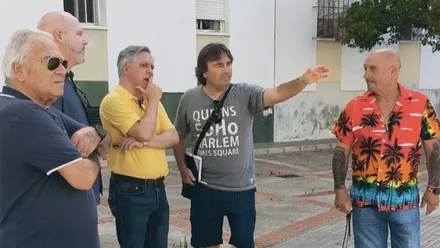 Representantes de la AVV Bahía Gaditana recorren la Barriada de la Paz junto a Óscar Torres y José Ramón Ortega. En primer plano deben apreciarse las aceras deterioradas, los parterres descuidados o el estado del pavimento.