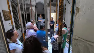 Imagen de la visita del alcalde de Cádiz, Bruno García, a la finca de Viudas 32. Foto: José Luis Porquicho Prada.