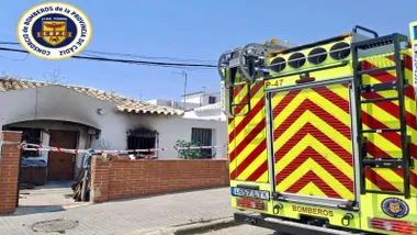 Casa con las señales del incendio.