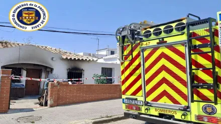 Casa con las señales del incendio.