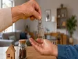 Comprar una vivienda ya depende de la familia para casi cuatro de cada diez españoles, según la OCU