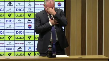 Manuel Vizcaíno ha roto a llorar al finalizar su comparecencia. Foto Cádiz CF.