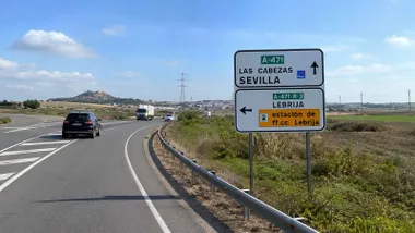 Tráfico y paneles indicadores en la carretera A-471.
