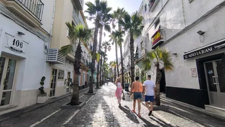 La calle de la Palma de Cádiz este domingo 19 de julio bajo un cielo blanquecino por la calima. Foto: José Luis Porquicho Prada.