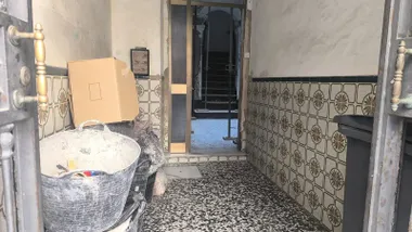 Estado de la entrada y el patio del número 32 de la Plaza de las Viudas, la finca donde nació Fermín Salvochea. Foto: Eulogio García
