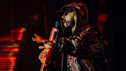 Anuel cantando al público de Puro Latino El Puerto.