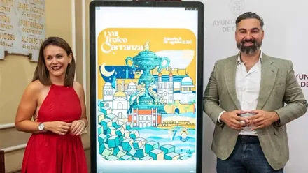 Los delegados del Ayuntamiento de Cádiz Beatriz Gandulfo y Carlos Lucero junto al cartel de actividades paralelas al Trofeo Carranza.