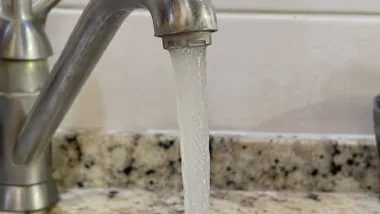 Agua clara saliendo por un grifo en Cádiz