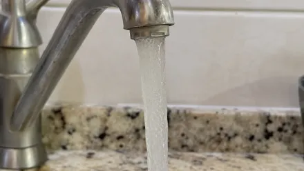 Agua clara saliendo por un grifo en Cádiz
