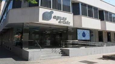 Entrada al edificio de Aguas de Cádiz, destaca el cartel con el nombre en acero.