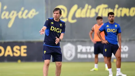 Albert Celades en un entrenamiento del Cádiz CF