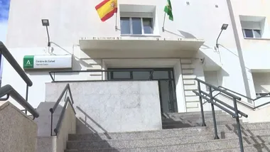 Fachada en color blanco del Centro de Salud Algeciras Centro.