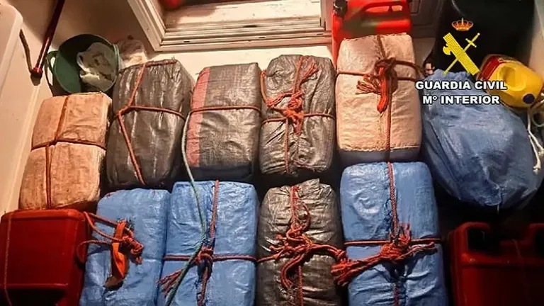 Fardos de droga en paquetes de diferente color.