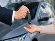 Cuidado si alquilas un coche este verano: la OCU alerta del despiste que puede salir muy caro