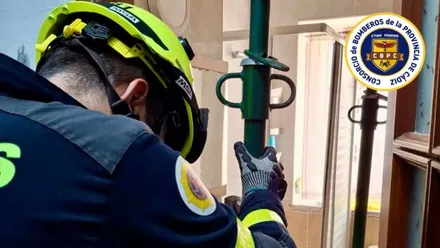Apoyos siendo instalado por un bombero en una casa.