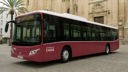 Autobús de Cádiz con su nuevo color en burdeos.