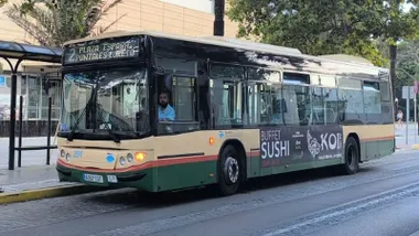 Un autobús de la Linea 2 de Cádiz en la parada del Hotel Atlántico