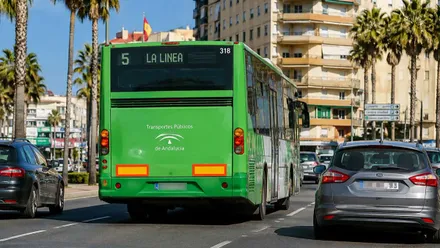 Autobús verde pasando de carriles y haciendo maniobras imprudentes.