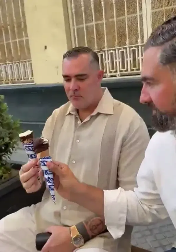 Christian Septien sostiene un helado Topolino durante una visita a un establecimiento de Cádiz, acompañado por el concejal de Deportes, carlos Lucero.