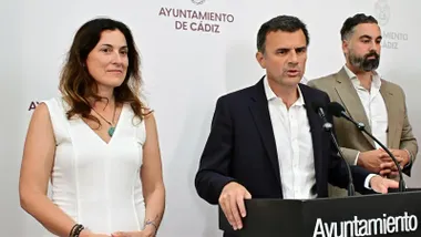 Bruno García interviene ante los micrófonos durante una rueda de prensa en el Ayuntamiento de Cádiz, acompañado por la concejala de Vivvienda, Ana Sanjuan, y el de Deportes, carlos Lucero.