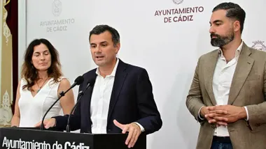 Bruno García interviene ante los micrófonos en el Ayuntamiento de Cádiz, acompañado por la concejala de Vivienda, a su izquierda, y el concejal de Deportes, a su derecha.