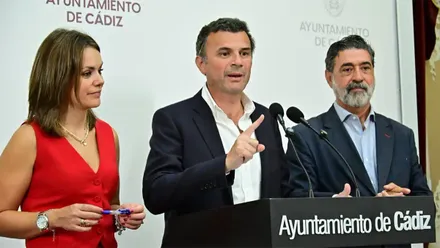 El alcalde de Cádiz, Bruno García, habla ante los micrófonos acompañado por Beatriz Gandullo, a su izquierda, y José Manuel Verdulla, a su derecha, durante una rueda de prensa en el Ayuntamiento de Cádiz.