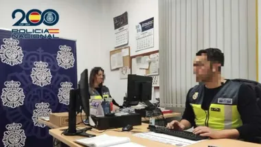Dos agentes de la Policía Nacional, hombre y mujer, en la sección de delitos informáticos.