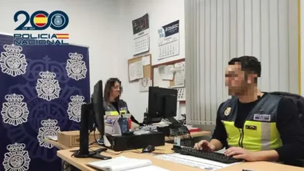 Dos agentes de la Policía Nacional, hombre y mujer, en la sección de delitos informáticos.