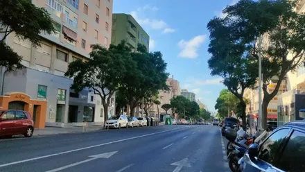 Calle de Cádiz con cielo celeste y alguna nube. Ambiente tranquilo y agradable.