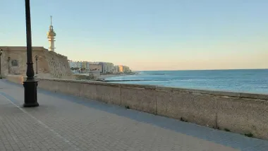 Paseo de Cádiz con el pirulí al fondo y el mar.