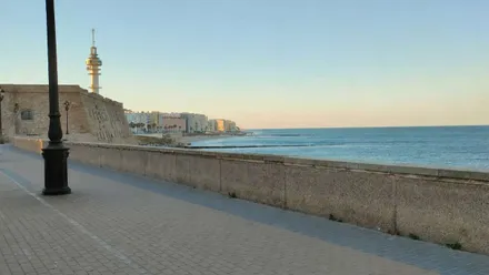 Paseo de Cádiz con el pirulí al fondo y el mar.