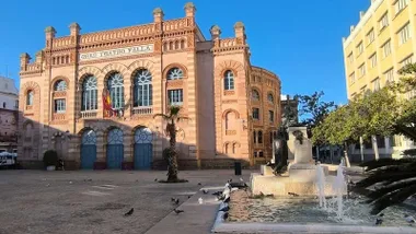 Vistosa fachada de ladrillos del Gran Teatro Falla de Cádiz.