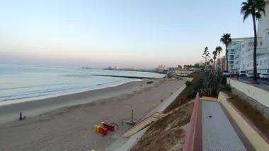Vista de Cádiz desde la playa de Santa María del Mar con el campo del sur y la catedral al fondo.