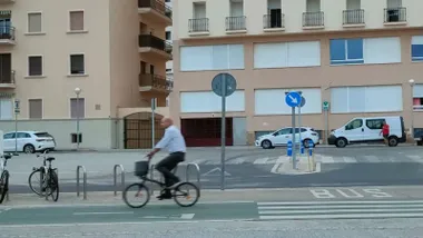 Una persona circula en bici por el paseo marítimo de Cádiz. Lleva manga larga en agosto, lo que delata que la mañana ha amanecido fresca