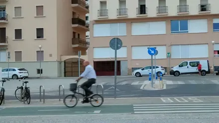 Una persona circula en bici por el paseo marítimo de Cádiz. Lleva manga larga en agosto, lo que delata que la mañana ha amanecido fresca