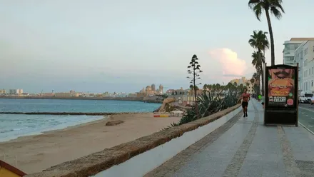 Imagen del casco antiguo de Cádiz desde la playa de Santa María del Mar