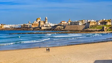 Playa desde la que se ve la Catedral de Cádiz.
